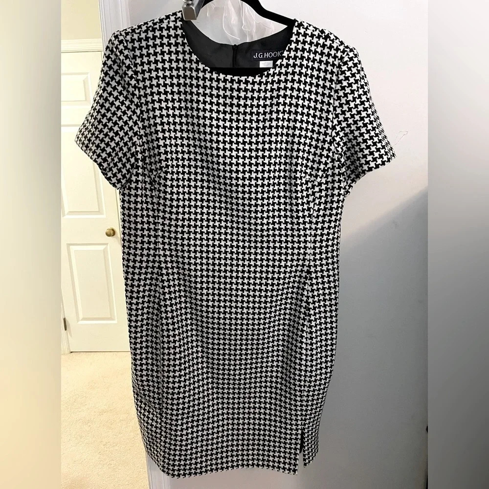 J G Hook 16 classic b&w houndstooth print dress. Taylored fit‎ w/front kick slip